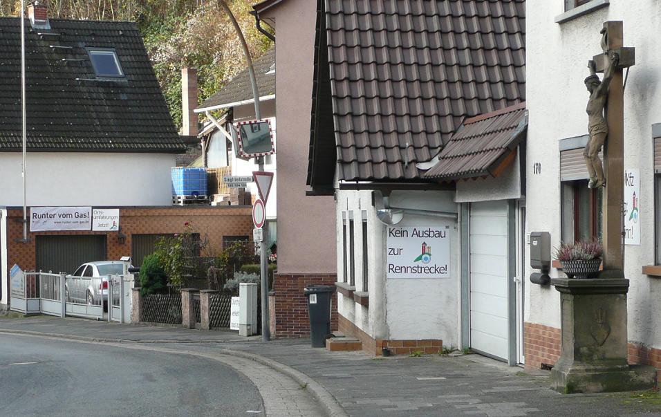 Siegfriedstr. mit Protestschildern und Aktionsbanner